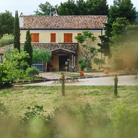 Briciola Di Sole E Ristorante 3* Borgo (Marche)