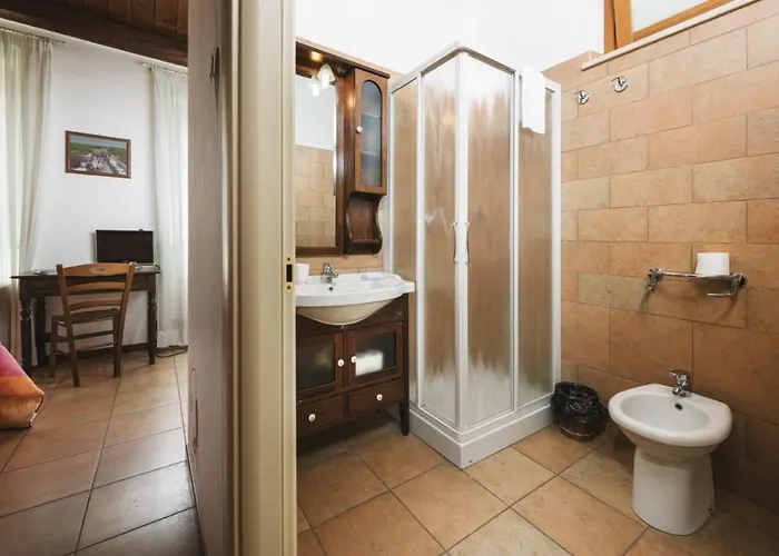 Frühstückspension Briciola Di Sole E Ristorante Borgo (Marche)